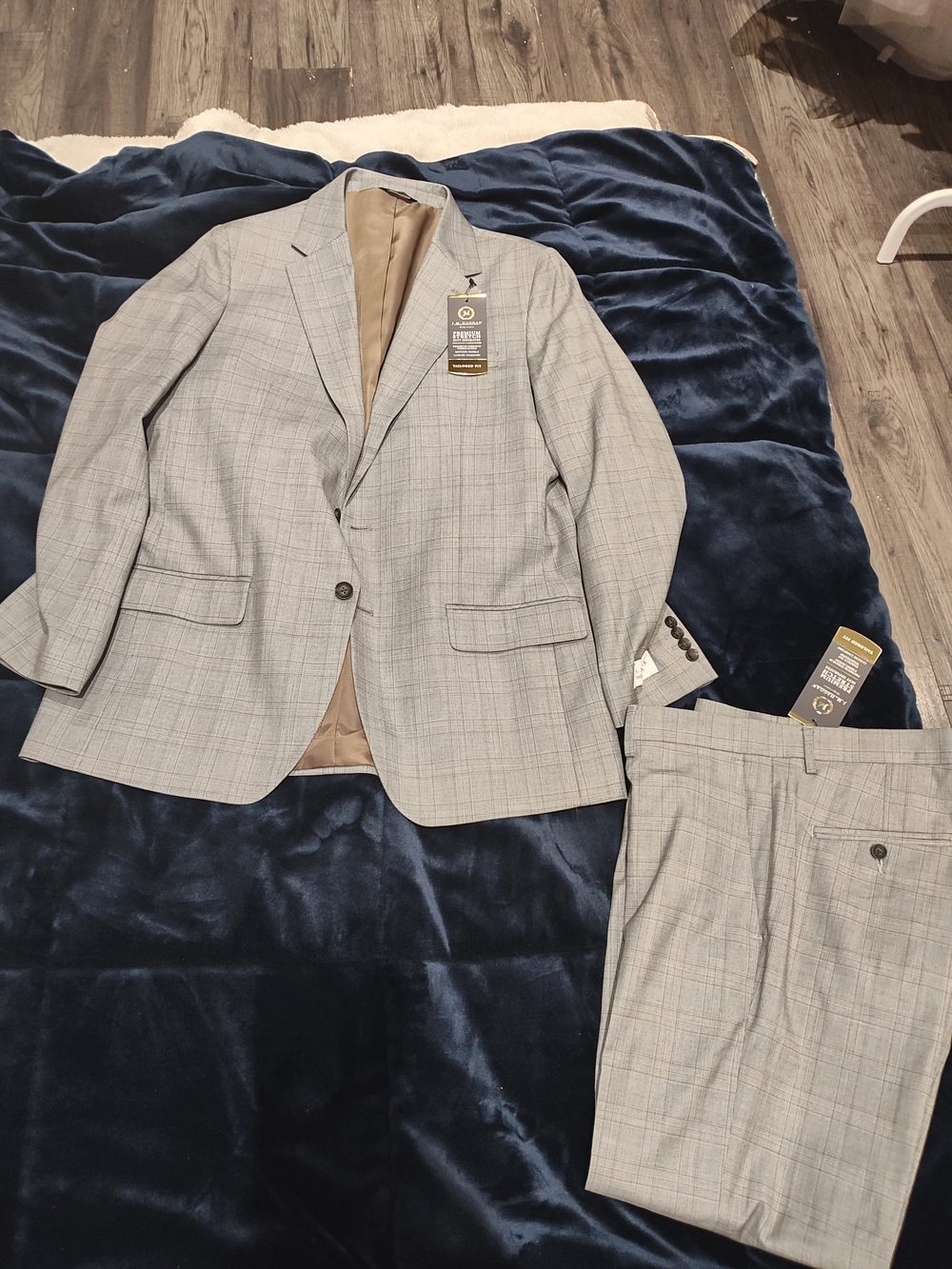 Men's Light Gray Plaid Suit Jacket & Pants - Classic Two-Piece. 44L/ 38W